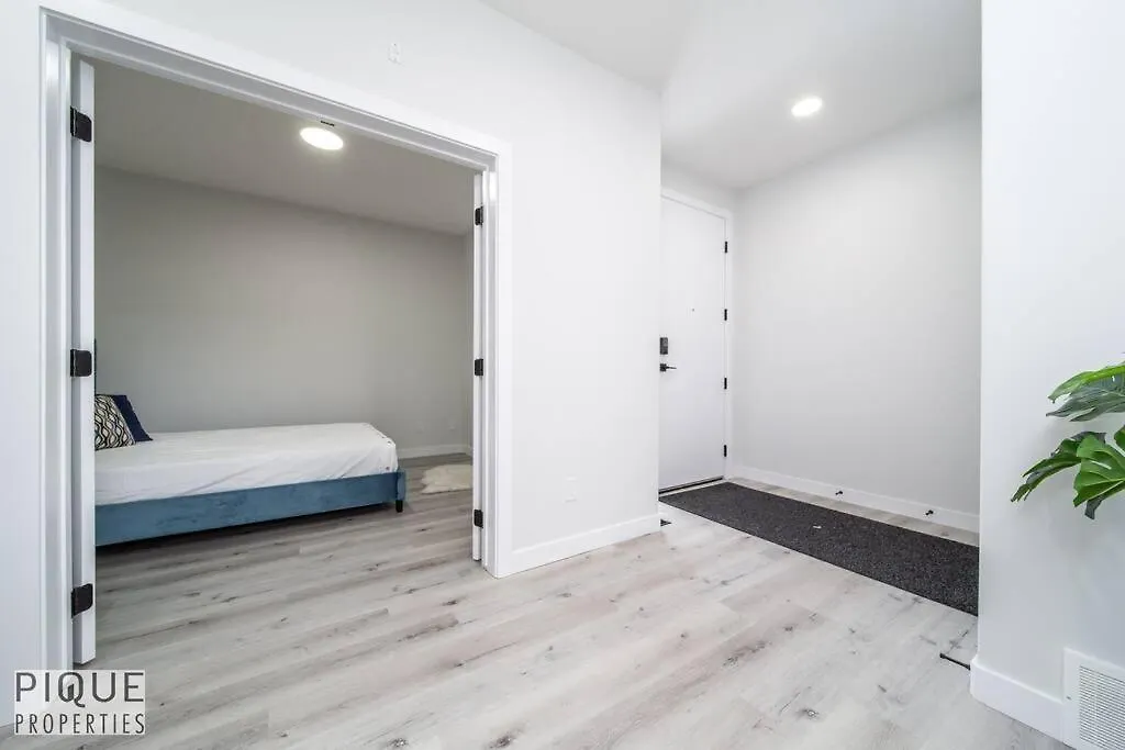 *New*Luxury Living*King Bed*Ac&Fireplace*Sleeps13! Edmonton Canada